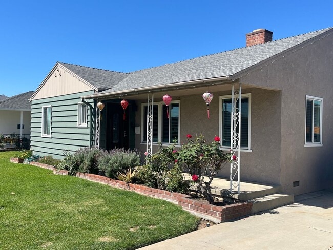 Building Photo - Home with a Cabin Style Family room and backyard Oasis