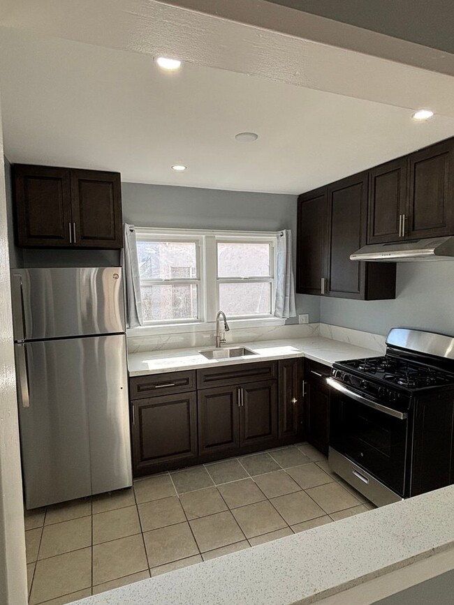 Building Photo - 8933 Elizabeth Ave Unit A