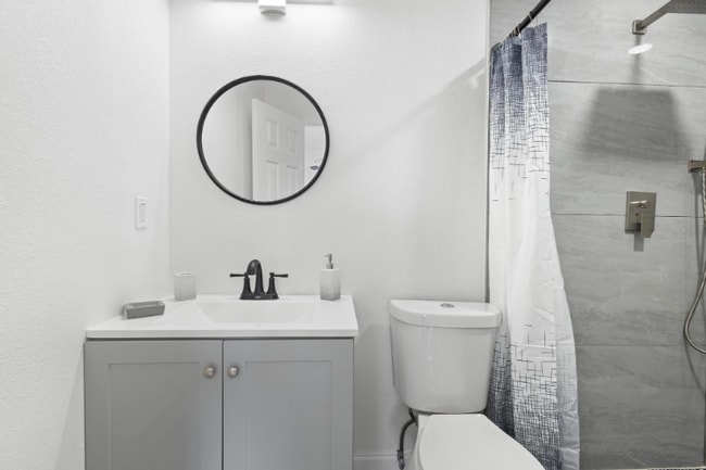 Photo - 1824 Lake St