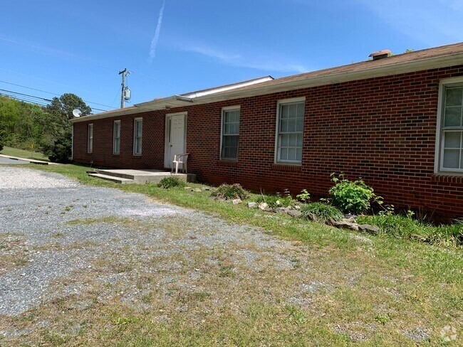 Building Photo - Beautiful and spacious 2 bed, 1 bath apart... Rental