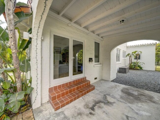 Photo - 1212 Medina Ave