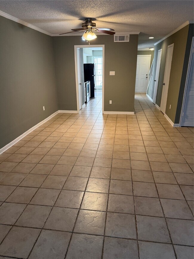 Photo - 8321 Nairn St