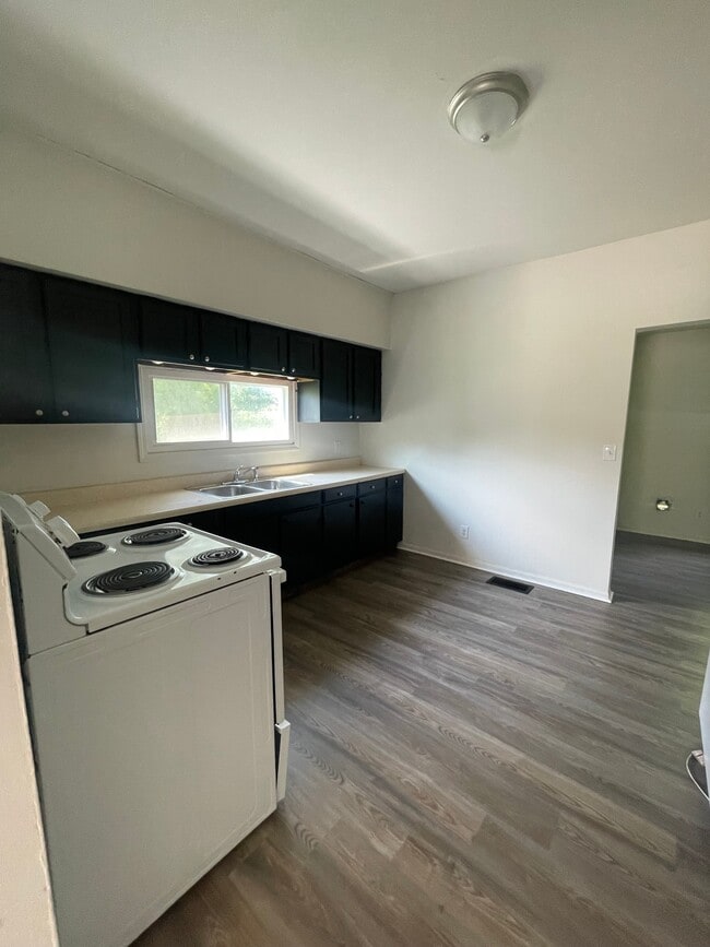 Building Photo - 1064 S Central Ave Rental
