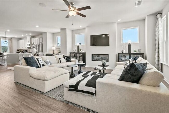 Photo - 323 Sammon Wy