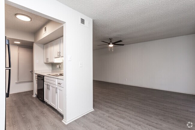 2BR, 2BA - 998SF Kitchen & Living