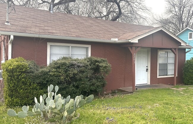 Building Photo - 2209 Bolivar St
