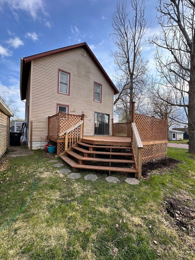 Photo - 301 Ave B E