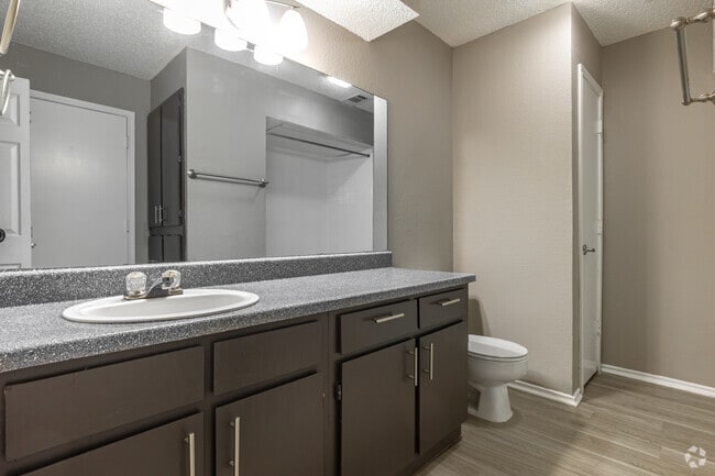 1BR, 1BA - 690SF - Bathroom