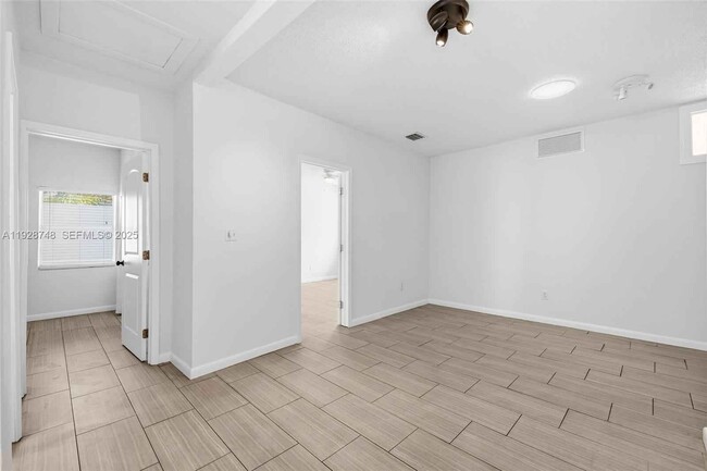 Photo - 521 NE 70th St Unidad 2