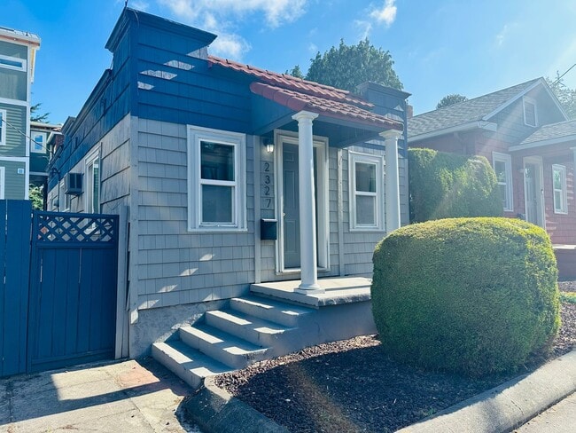 Building Photo - 2323-2337 SE Hawthorne Blvd Unit 2327 SE Hawthorne Blvd
