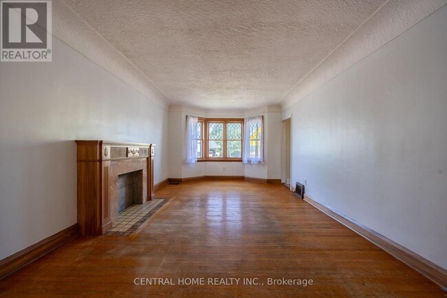 Photo - 1650 King St E