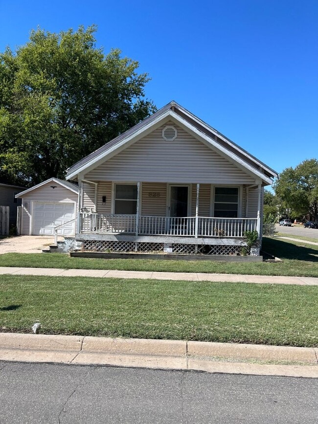 $1025 - 3 bed 1 bath - Single Family Home - $1025 - 3 bed 1 bath - Single Family Home