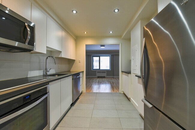 Building Photo - 3495 Rue de la Montagne Unit 209