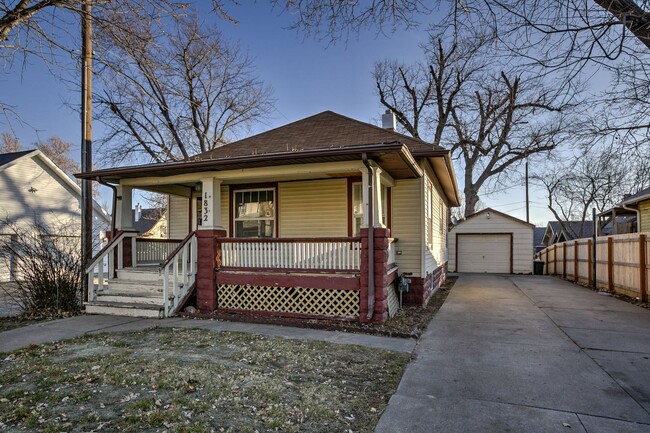Building Photo - Two Bedroom House with Detached Garage