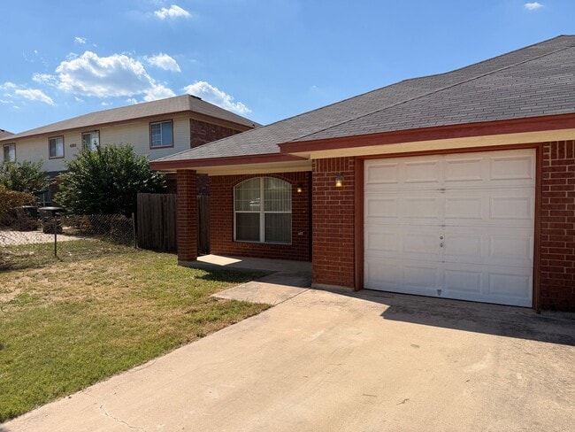 Photo - RENT REDUCTION - AVAILABLE NOW! Unidad 4109 Alan Kent Drive - A