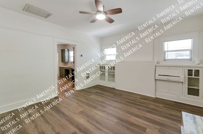 Photo - 826 E 6th St