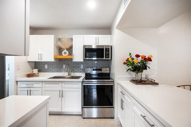 Building Photo - 927 NE 199th St Unit 202