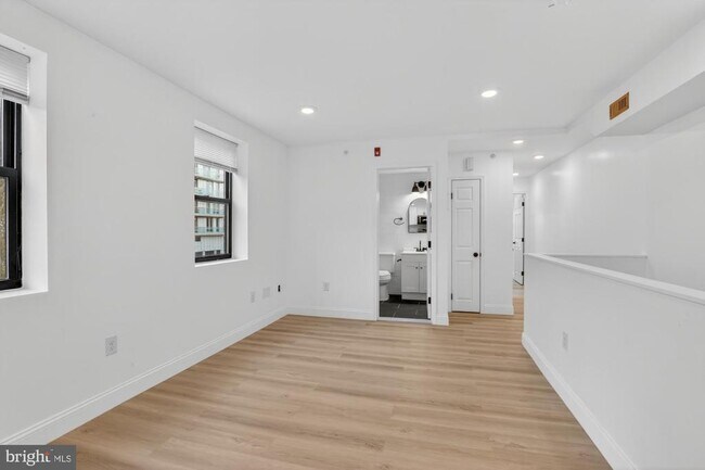 Photo - 712 N American St Unit 3