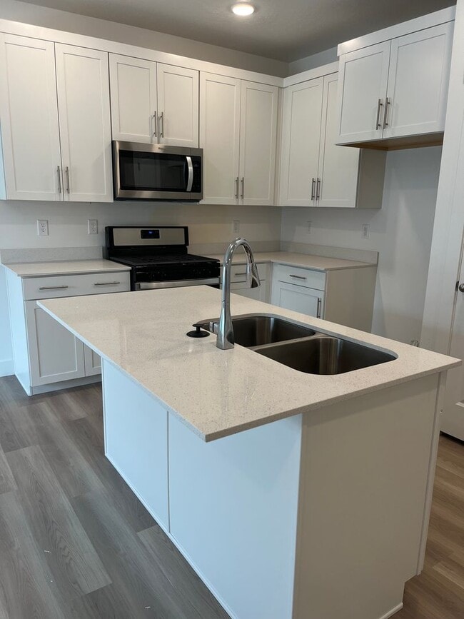 Photo - Beautiful like new 3 bedroom 2.5 bathroom townhome in Spanish Fork!