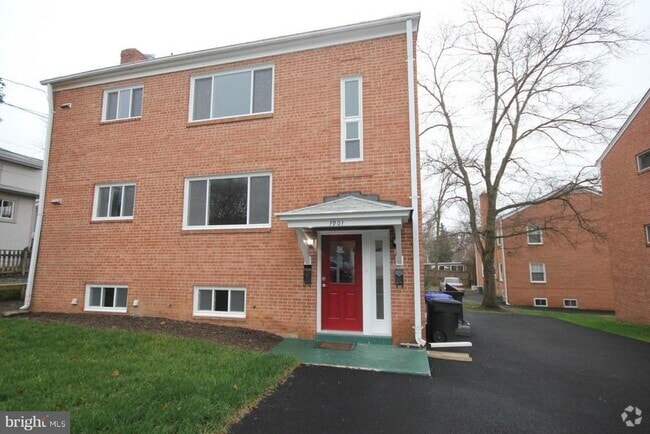 Building Photo - 1901 N Quebec St Unit LOWER Rental