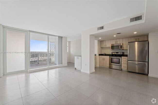 Building Photo - 910 West Ave Unit 0205 Rental