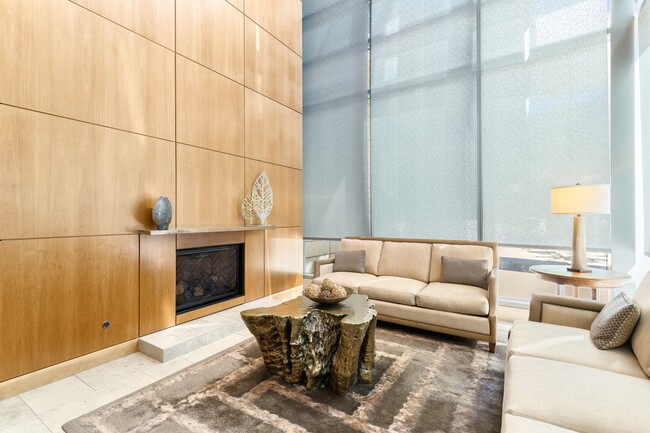 Photo - 650 Bellevue Way NE Unidad 3506