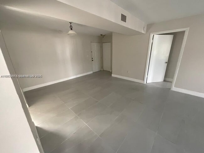 Photo - 731 N Pine Island Rd Unidad 206