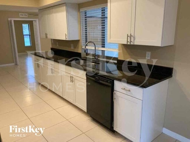 Photo - 233 SW 38th St