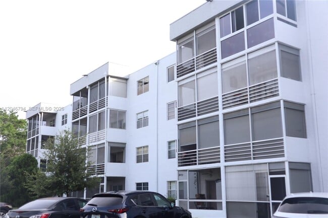 Building Photo - 3000 Sunrise Lakes Dr W Unit 303