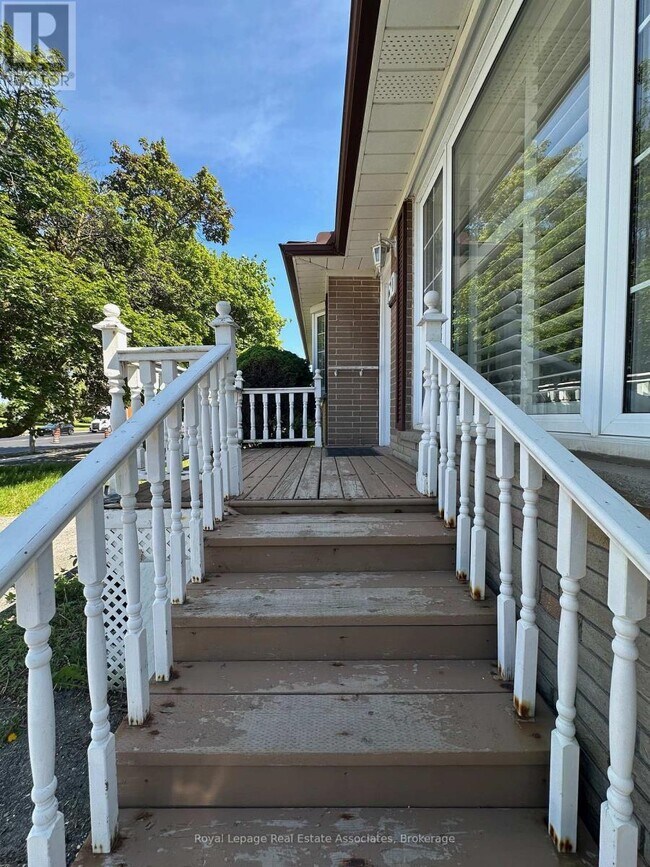Photo - 150 Ontario St S