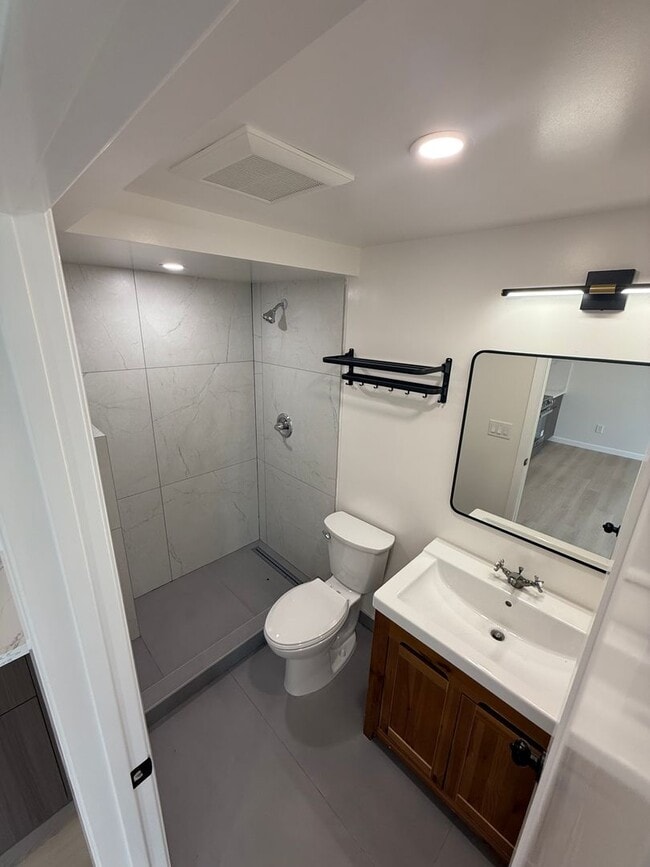 Photo - Gilman Dr Unidad 1063A