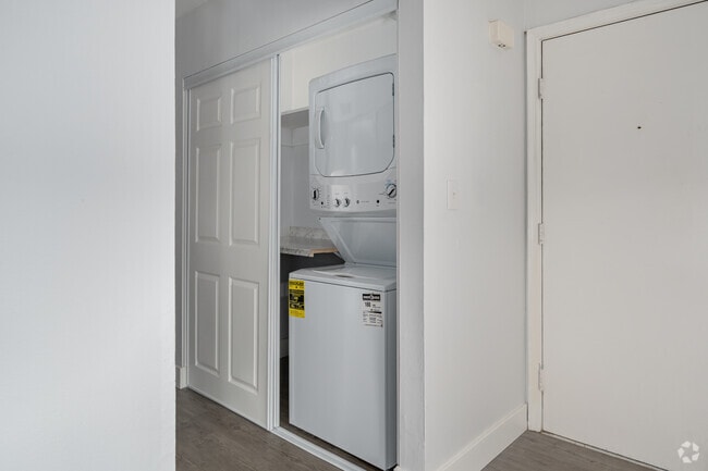 2BR, 1.5BA - 975SF - Laundry