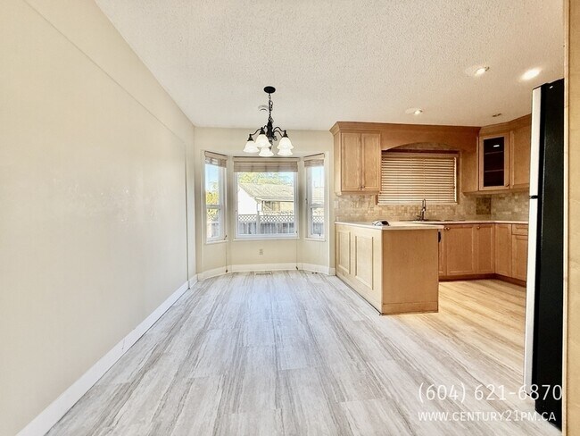 Photo - 9209-9213 213 St