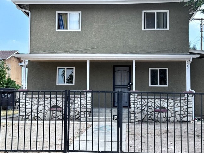 Building Photo - Newly Renovated 3 Bed, 3 Bath Ground Floor... Rental