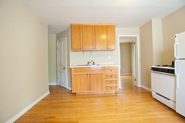 Photo - 8/1-$1745 – 3 BR with Laundry, Upper Flat Close to Lakefront and UWM - 2431 N Farwell Unit 2431-Upper