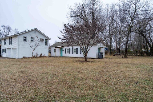 Photo - S Joplin Ave Triplex Unidad Back Bungalow