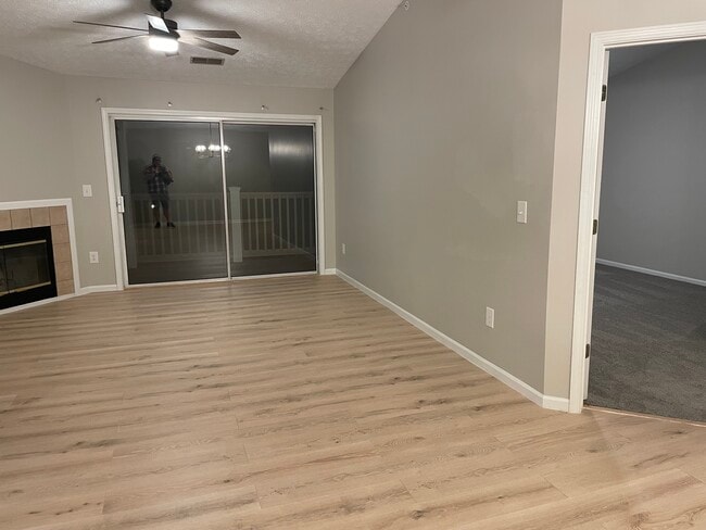 Amplia sala de estar - 400 Lakeview Dr Unidad 309