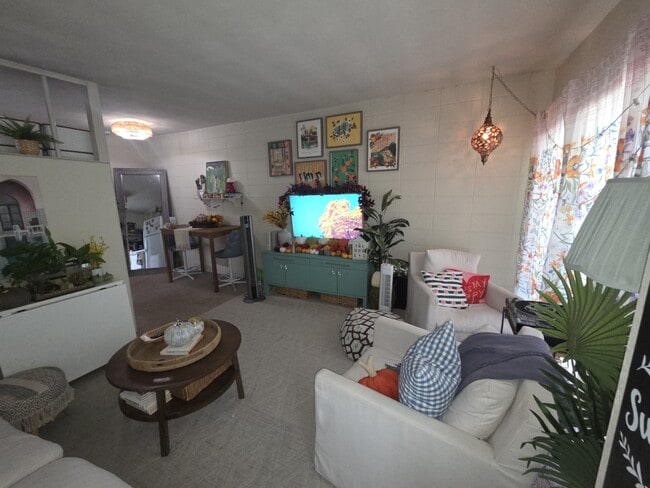 Large windows, ceiling fan in living room