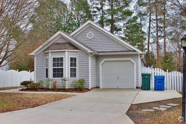 Building Photo - Cute 3 Bedroom house with fenced yard in S...