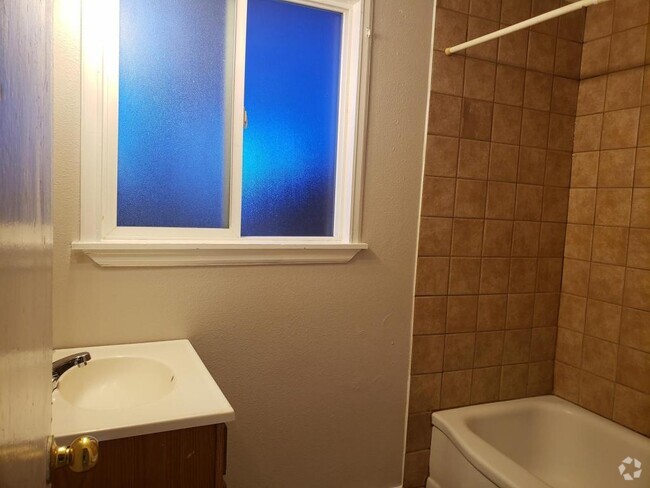 Building Photo - 1420 Chester St Rental