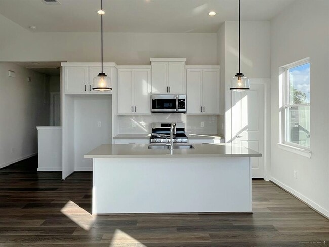 Photo - 717 Emile St