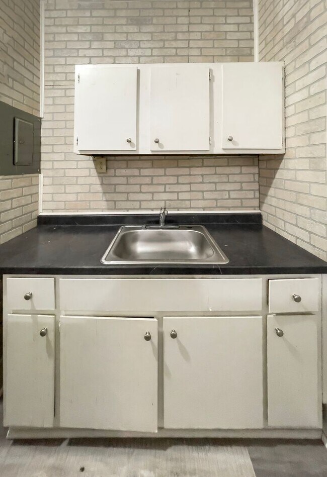 Building Photo - PRELEASING for AUGUST! Close to Campus Unit 216A