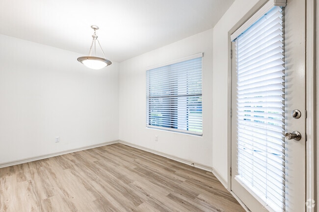 1 BR, 1 BR - 740 SF