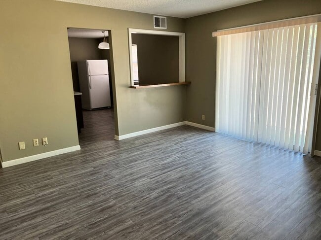 2BR, 2BA - 980SF