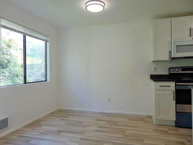 Photo - Beautifully Updated 2 Bedroom/2 Bath Renton Condo! Unidad F104