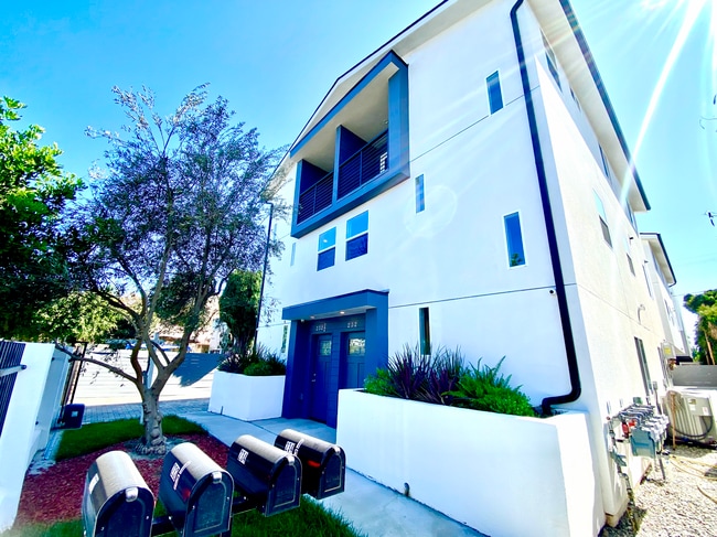 Building Photo - 232 E 27th St