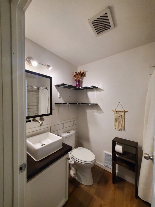 Baño completamente reformado - 310 S 174th Pl Unidad 310 L
