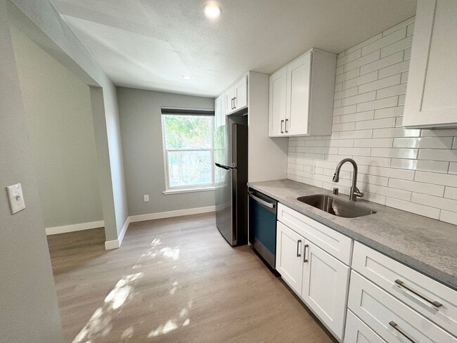 Photo - Perfect Shape Downtown Livermore Living Condo above Yin-Yin Restaurant
