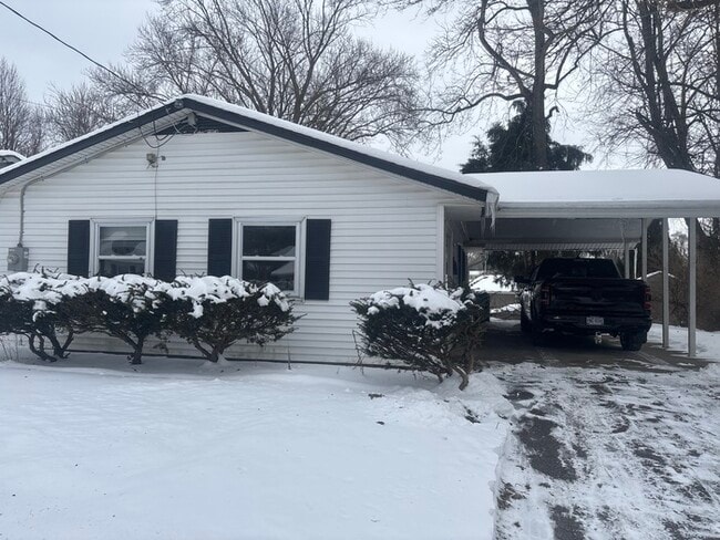 Building Photo - 3 bed 1 bath market and section 8