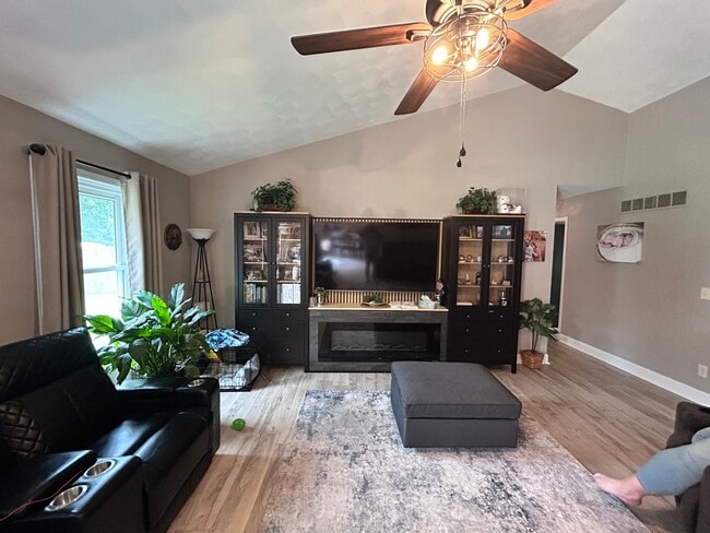 Building Photo - 507 Wheatland Dr Rental